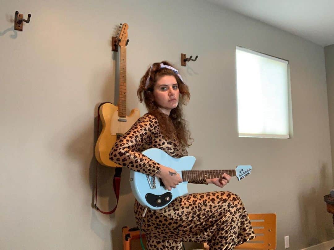 ベスト・コーストのインスタグラム：「i drank coffee for the first time in a while this morning and i’m bouncing off the walls so here’s a selfie from a few weeks ago when i was recording a video in my garage because being a musician in 2020 means playing into a camera but whatever it’s all good i’m very grateful for my life and my career thank you everyone have a nice day 💞 - a very caffeinated beth」