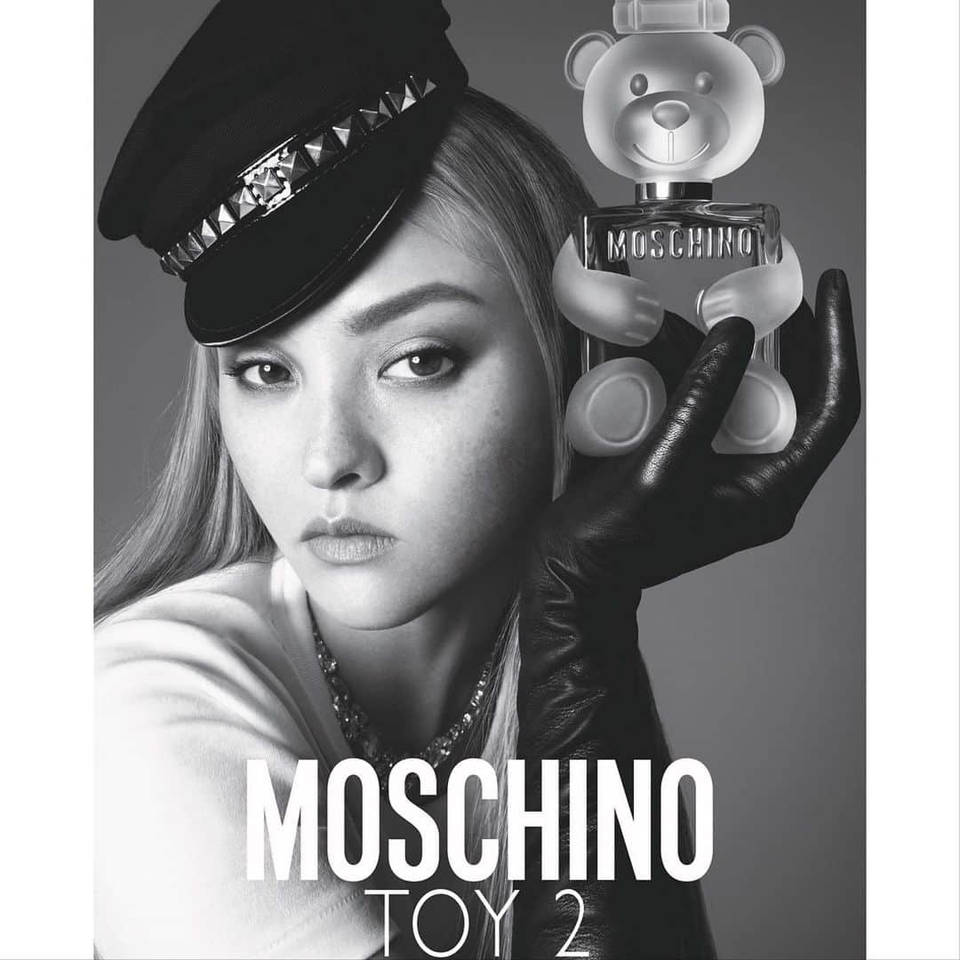 Moschinoさんのインスタグラム写真 - (MoschinoInstagram)「Moschino TOY2 @devonaoki #moschino @itsjeremyscott #devonaoki #moschinotoy2 #stevenmeisel @carlynecerfdedudzeele」7月17日 2時14分 - moschino