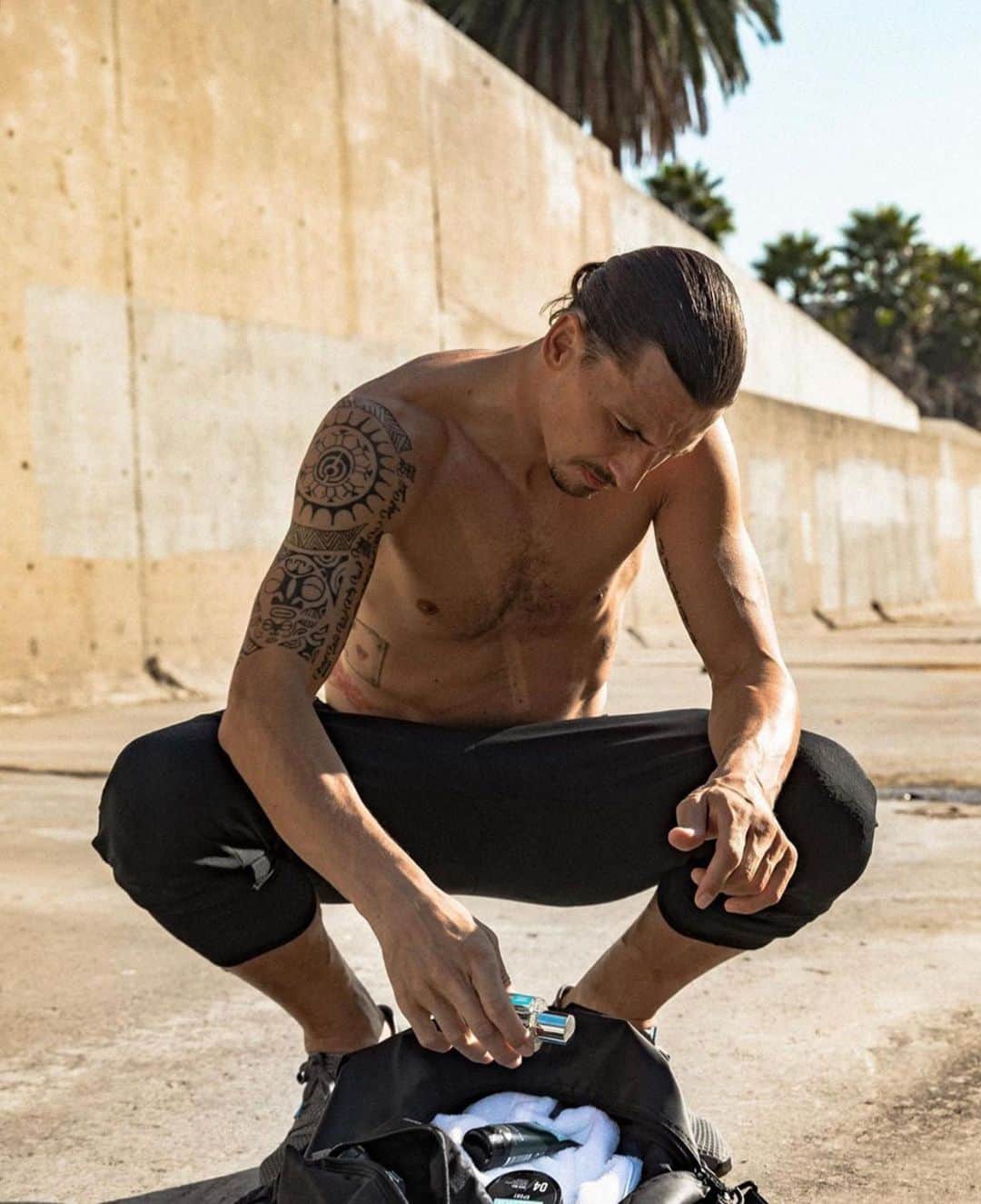 のインスタグラム：「ZLATAN SPORT EdT is the perfect fragrance to top off the daily routine. With notes of fresh citrus, ginger and peppermint on a base of woody and marine accord you will stay fresh all day.  #zlatansport (EU Shipping Only)」