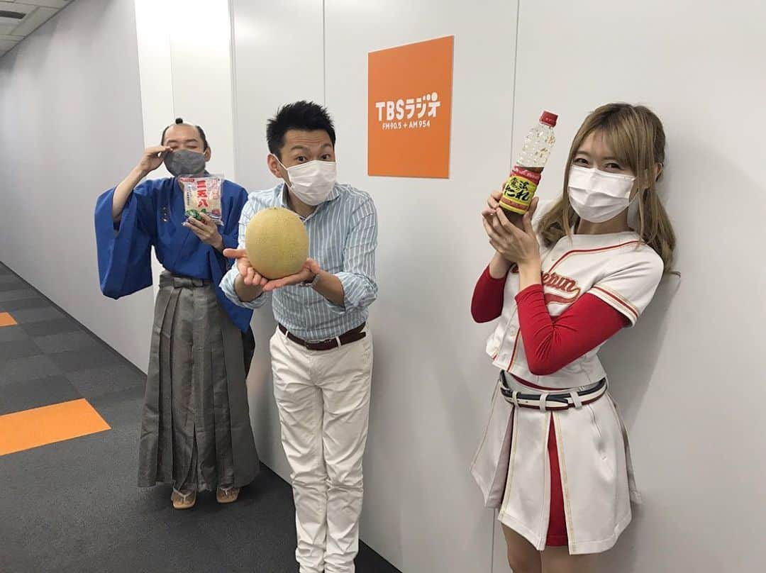 ホームランなみちさんのインスタグラム写真 - (ホームランなみちInstagram)「TBSラジオ 【伊集院光とらじおと】 ぷれぜんとコーナーに出演させて頂きました📻♡ お聞きくださいました皆さん、ありがとうございました☺️✨✨ . 結果は…負けてしまいました😖 . が!!!私のベストバイ『魔法のたれ』本当に美味しい、ホームラン!なので、是非食べて頂きたいです✨ 聴き逃した方は是非radikoで聴いて下さい☺️♡ . お侍ちゃん 『麹一夜漬けの素・さごはち』 簡単に半日で麹漬けが作れるなんて知らなかった！ びっくり😳 早速購入したのでいろいろ漬けてみようと思います🙋‍♀️✨ . 嶋川さん『優香メロン』 本当に皮のギリッギリまで食べれました！皮の近くもめっちゃ甘いの😳✨しかもお手頃なんてすごいメロンを教えて頂きましたー☺️🍈 . 私のベストバイ『魔法のたれ』は栃木県宇都宮市にあるステーキいづつやさんでお召し上がり頂けますが!!! 栃木県に行かなくてもスーパー「ジャパンミート」で購入出来ます🙋‍♀️✨ 何にかけてもレストランの味に変身するから、自炊の救世主でしたー!!! 是非お試し下さい☺️💓 . 次回こそは勝てるようにまたフルスイングします!!! #ij954 #radio #tbs #📻 #ペストバイ」7月17日 2時41分 - nami_onpu_uta