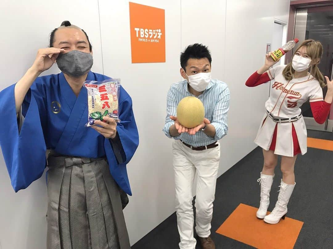 ホームランなみちさんのインスタグラム写真 - (ホームランなみちInstagram)「TBSラジオ 【伊集院光とらじおと】 ぷれぜんとコーナーに出演させて頂きました📻♡ お聞きくださいました皆さん、ありがとうございました☺️✨✨ . 結果は…負けてしまいました😖 . が!!!私のベストバイ『魔法のたれ』本当に美味しい、ホームラン!なので、是非食べて頂きたいです✨ 聴き逃した方は是非radikoで聴いて下さい☺️♡ . お侍ちゃん 『麹一夜漬けの素・さごはち』 簡単に半日で麹漬けが作れるなんて知らなかった！ びっくり😳 早速購入したのでいろいろ漬けてみようと思います🙋‍♀️✨ . 嶋川さん『優香メロン』 本当に皮のギリッギリまで食べれました！皮の近くもめっちゃ甘いの😳✨しかもお手頃なんてすごいメロンを教えて頂きましたー☺️🍈 . 私のベストバイ『魔法のたれ』は栃木県宇都宮市にあるステーキいづつやさんでお召し上がり頂けますが!!! 栃木県に行かなくてもスーパー「ジャパンミート」で購入出来ます🙋‍♀️✨ 何にかけてもレストランの味に変身するから、自炊の救世主でしたー!!! 是非お試し下さい☺️💓 . 次回こそは勝てるようにまたフルスイングします!!! #ij954 #radio #tbs #📻 #ペストバイ」7月17日 2時41分 - nami_onpu_uta