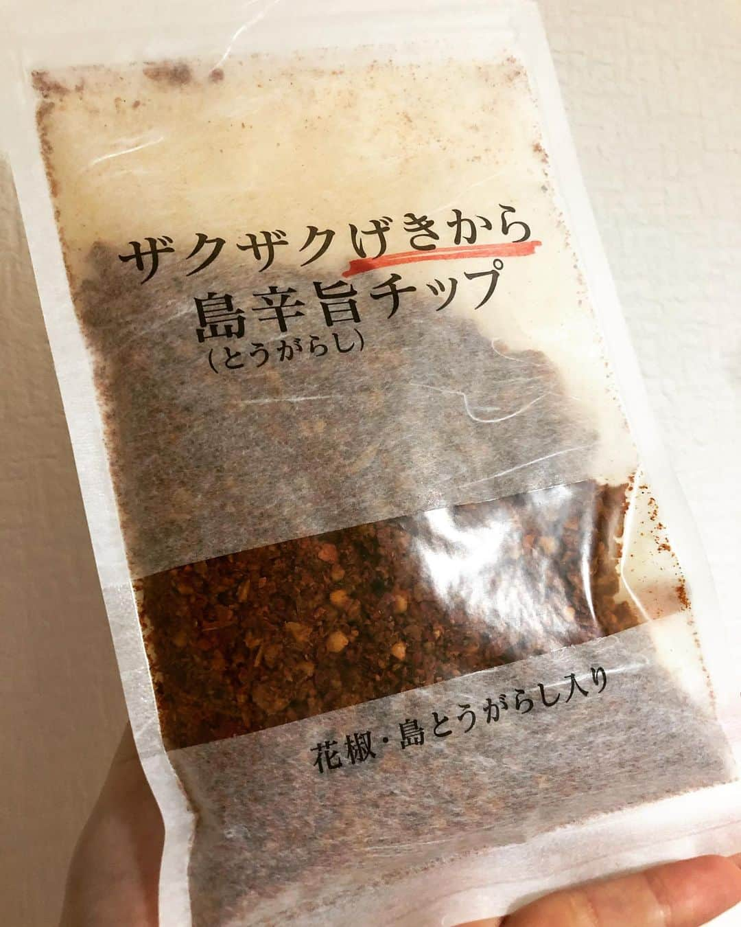 鈴村あいりさんのインスタグラム写真 - (鈴村あいりInstagram)「お手紙やプレゼント、いつも本当にありがとうございます。  プレゼントは大切に使わせていただきますね🌼 すぐに開けてしまったり使ってしまいましたが、マスクや歯磨き粉やホットケーキミックスなども色々ありがとうございました！ プレゼントは本当に嬉しいですしありがたいのですが、私なんかのために無理をしないでくださいね。応援をしてくださる皆さまの負担にはなりたくはないので…。 私がストーリーや投稿でもあれが気になっているのよ！これを探しているのよ！ということを投稿していても、「あら、そう。」「今はこれにハマっているのね。」くらいに思ってもらえたらと思います💦 かわいいなぁという気持ちだったり、見つからなくて少しかなしい気持ちだったり、美味しいものをみつけた嬉しさだったり、ほんの些細なことだけれど少しでも気持ちを共有できたらと思い投稿しておりますので、そっとあらそうなのねという心で見ていただけたらと思います🤲 私のためを思って探してくださったり選んでくださった、プレゼントを送りたいと思ってくださったその気持ちが一番嬉しいです。ありがとうございます✨  お手紙もたくさんありがとうございました！新作の感想がすごく嬉しかったです。頑張ってよかったなぁと思えました☺️ あと今はこんな状態なので（天候やコロナウイルスなど）元気にしていますか？と心配してくださる方が多かったのですが、私はなんとか元気にやっています💪 皆さまは元気にしているのかな…住んでいる場所は大丈夫かな…等々心配です。 イベントなどの機会もこれからきっとなくなってしまって、店舗さんも閉店してしまうところもあったり、取り巻く環境が少しづつ変わっていって今とは全く違うところへ向かっているのではと考えると寂しくて怖いです。いつになるのかは分かりませんが、また皆さまとお会いできるのを楽しみにしております。その時まで、どうかお元気で。」7月17日 2時53分 - airi_suzumura_nax