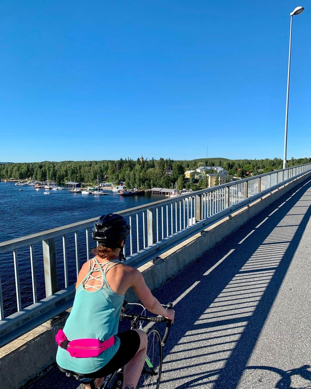 のインスタグラム：「Hei olipa tää kiva tänään!🚴🏽‍♀️☀️ Viime vuonna nautiskeltiin Turun saariston rengasreitti (jolle ihan suupersuositus!), ja nyt löydettiin täältä tällanen Saimaan oma versio!🤩💯 Aijjettä Suomi mitä timantteja tarjootkaan kun täällä pääsee viettämään rauhassa kunnolla aikaa. Mökkien kesä feat. päämäärättömät kesäseikkailut 2020 jatkunee😆❤️ . . . . #saimaa #puumala #puumalansaaristoreitti #visitfinland #pyöräily #cycling #suomi #finland」