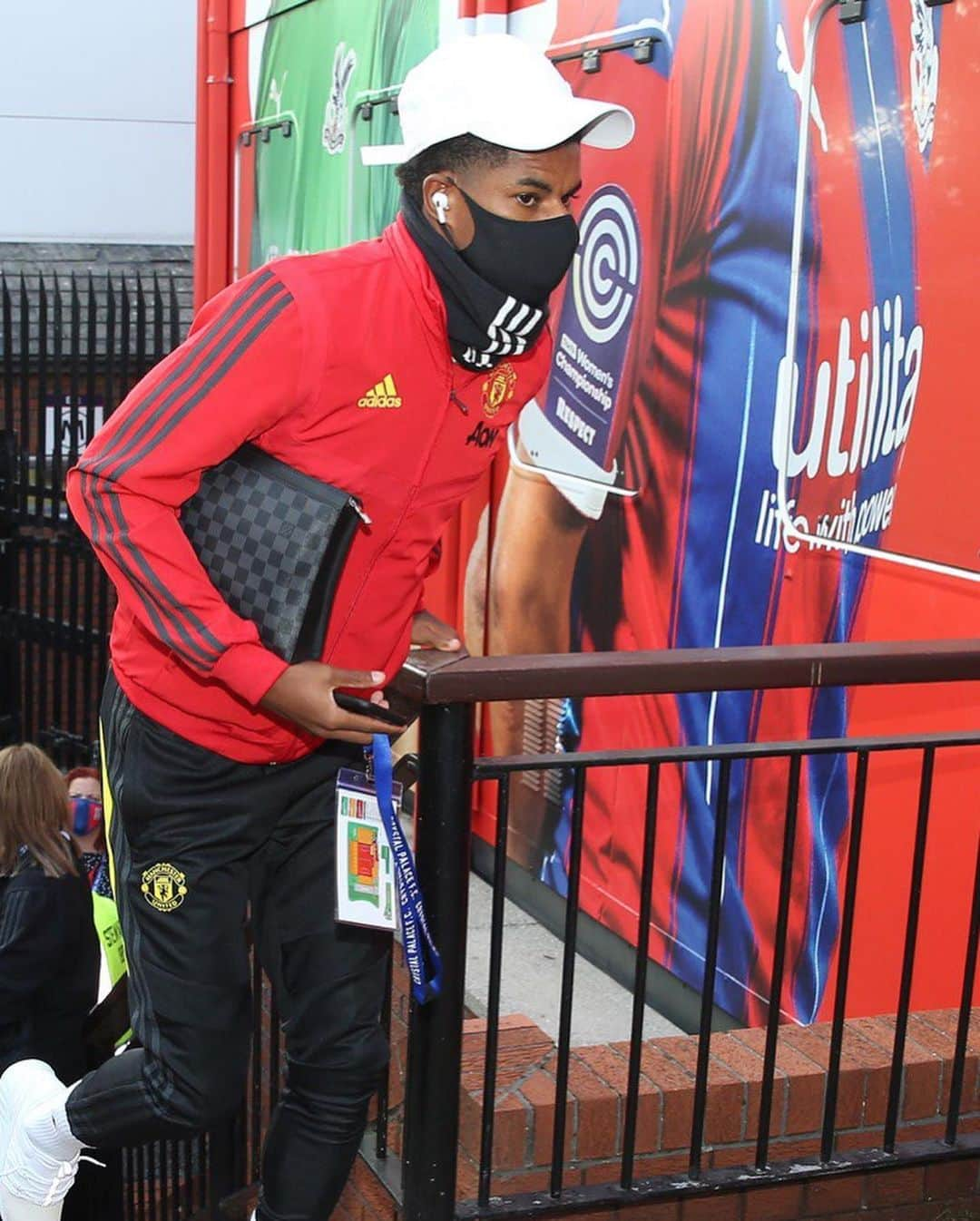 マンチェスター・ユナイテッドさんのインスタグラム写真 - (マンチェスター・ユナイテッドInstagram)「Road trip to Selhurst Park ✅ #MUFC #PremierLeague」7月17日 3時23分 - manchesterunited