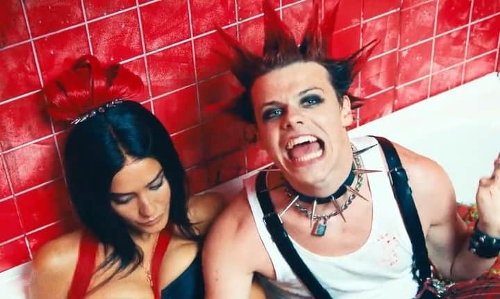 Rock Soundさんのインスタグラム写真 - (Rock SoundInstagram)「YUNGBLUD has released a decadent video for his new single 'Strawberry Lipstick' and kicked off his new era in style.   Head over to rocksound.tv to watch it for yourself」7月17日 3時18分 - rocksound