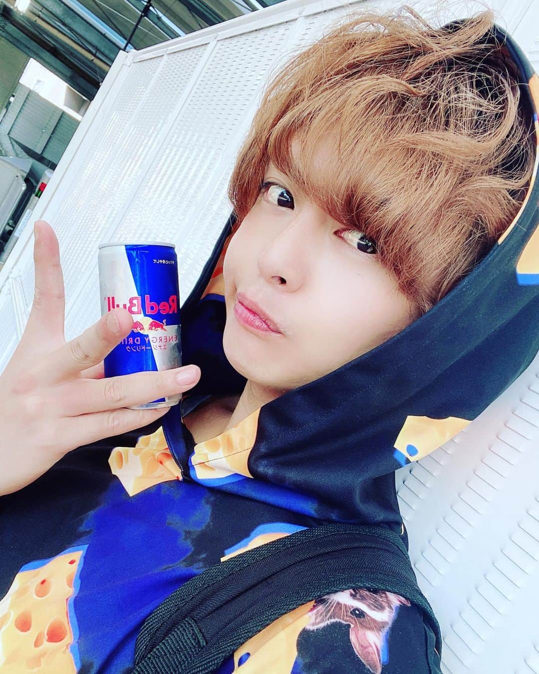 鈴木勤（ごんごん）のインスタグラム：「28歳になって色々変わりました。  コロナと変化の時期に 色んな人の協力を受けて 新しいプロジェクトが沢山 立ち上がりました。  9月くらいから　ちょっと忙しくなるかと思います。10年間居させてくれた芸能って場所には 本当に感謝してます。  親から常識を教育されなかったから 世間が　ボクにとっての親でした。  常識知らずで　自信過剰ですけど 嘘を付かず　同世代で　先に挑戦しはじめた 仲間と　対等に話せる様に頑張るから 色々教えてね。  ホントまだ一年生だから 分からない事だらけだけど モデルやってみたり　歌やってみたり　演技やってみたり　バラエティやってみたり ボクにとっては　知らない世界って 見るたび新鮮で　いつもワクワクしてた。  今度は　ボクが嫌だったから 困った時に　手を差し出せる存在に なるからね。  このキャラを番組で演じろって 動画を撮って確認して 大丈夫ですか？俺はこんな事したくないです、、、。ったのに　無理矢理やらせて いざやって問題になったら　  そんな事言ってない。とか言った大人と 黙って　ごめんな。って仕事を取ってくれた人 ボクは後者にずっと感謝してたし 許してくれた　その子の器を尊敬したし  もう2度と誰も　そんな傷つけ方させたくないから　自我を持って戦うよ。  お陰様でメンタルお化けだし 何にも負ける気しないわ。  理想だけを唱え続けて 形にしていくから　色んな発表 楽しみにしてて下さい。  だらし無いストーリーばかりで 嫌いになる気持ちもわかりますけど もう隠す事に　嫌気が差したし 恥ずかしい行動はしてないと思うから どんどん発信していくね。  これからもよろしく　おやすみ。」