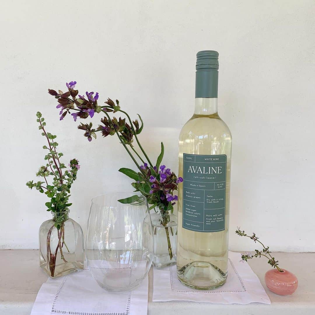 キャメロン・ディアスのインスタグラム：「Still Life Thursday...🌱🌿(insert white wine emoji here) 😂 @avaline  . Water for the plants 🌱 and  wine for 🙋🏻‍♀️🙋🏽‍♀️🙋🏿‍♀️🙋🏼‍♀️🙋🏾‍♀️」