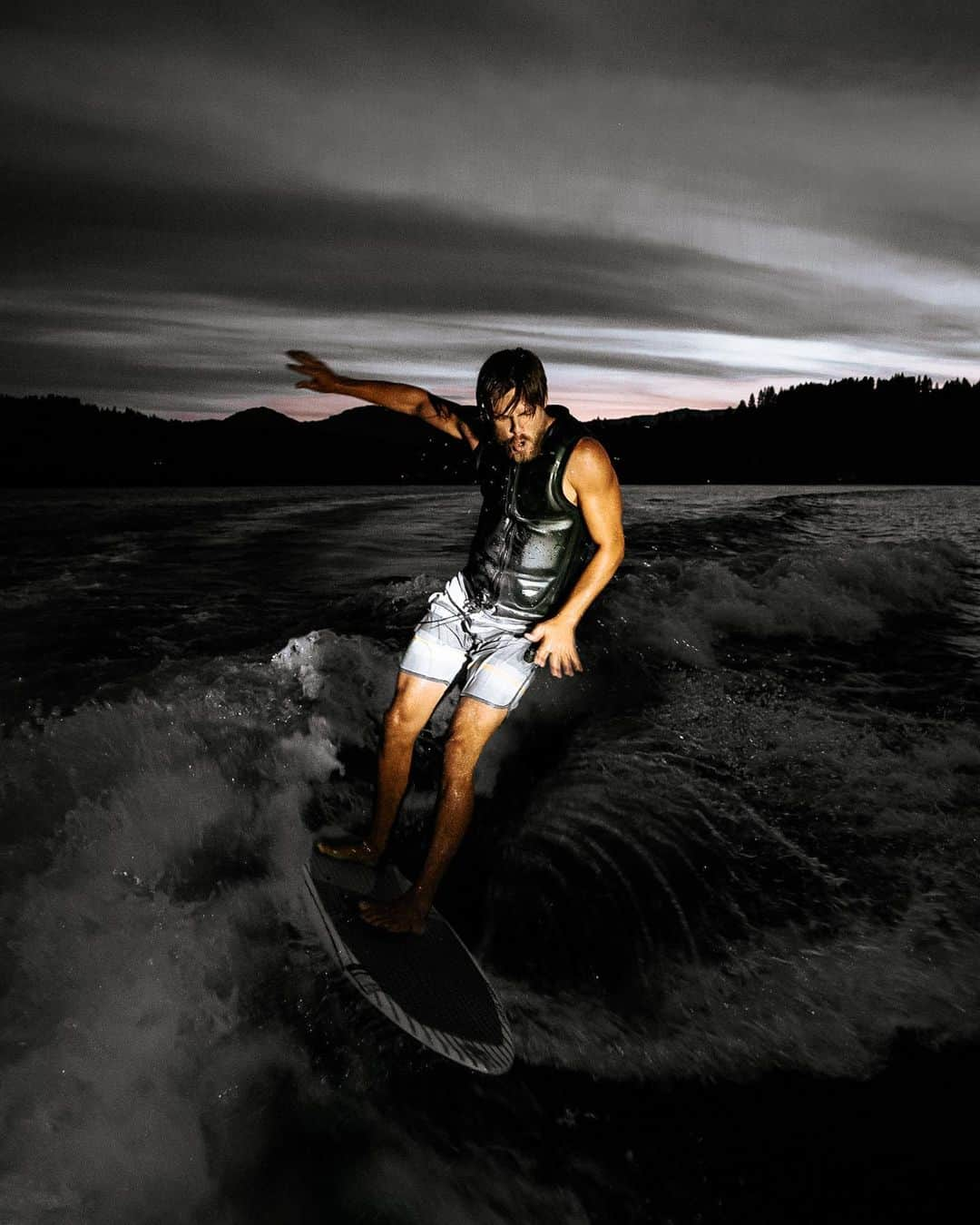 デレク・ハフさんのインスタグラム写真 - (デレク・ハフInstagram)「#tbt Night Surf 🌊」7月17日 3時37分 - derekhough