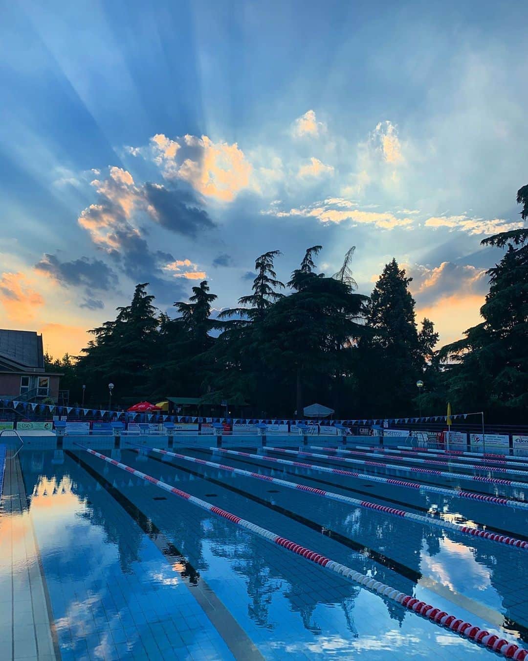 アレッシア・ポリエリさんのインスタグラム写真 - (アレッシア・ポリエリInstagram)「Swimmers’s sunset 🌅💙🐬 . . . #imola #sunset #swimmingpool #life #love」7月17日 3時46分 - alebibipolly