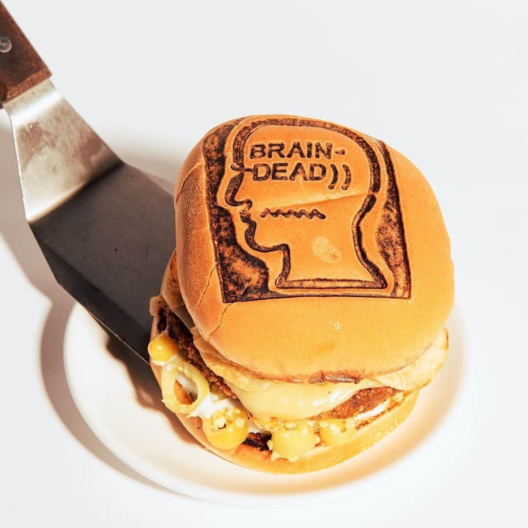 HYPEBEASTさんのインスタグラム写真 - (HYPEBEASTInstagram)「#hypeAF: Los Angeles-based label @wearebraindead has joined 100% vegan burger restaurant @burgerlords for the release of a Braindead-stamped vegan burger. The collaboration is also a charitable effort, raising funds that will be donated to Stop AAPI Hate. Try one for yourself by ordering it online or at one of the Burgerlods restaurants.⁠⠀ Photo: @asatoiida」7月17日 3時46分 - hypebeast