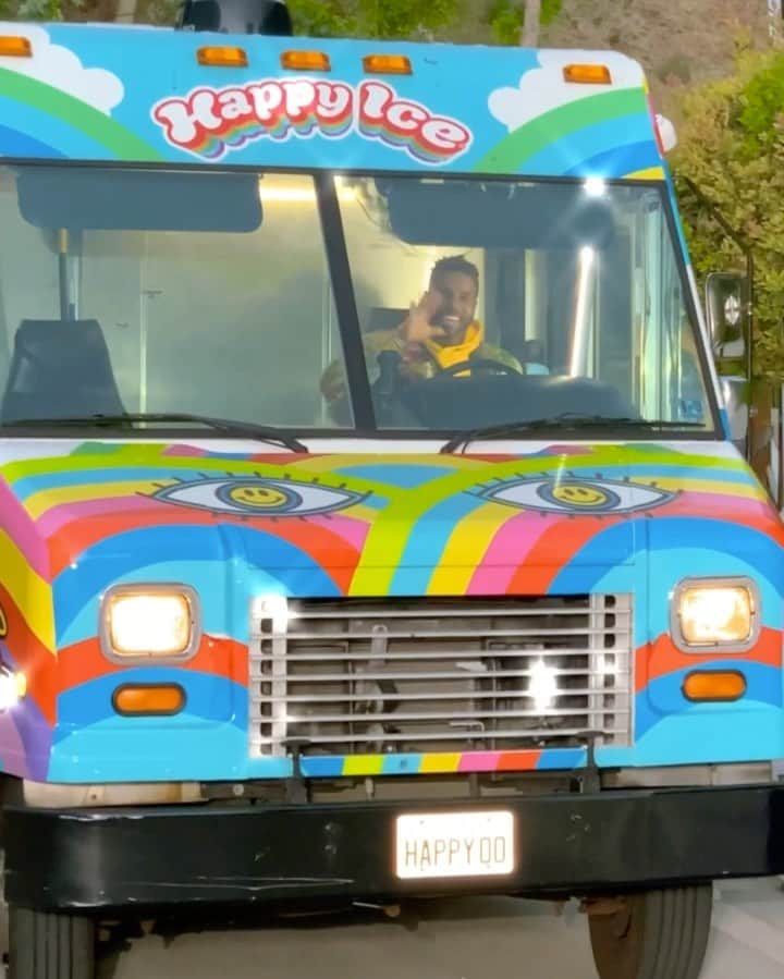 ジェイソン・デルーロのインスタグラム：「Surprised my nieces with an Ice-cream truck to help me celebrate 27 million! #millimeals @skylarderulo @happyice」