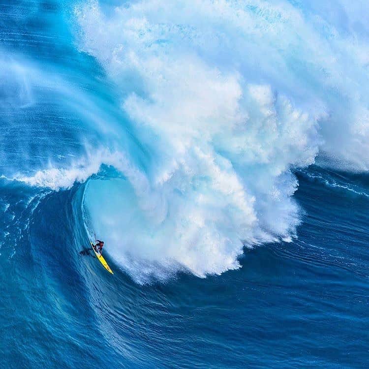 NikonUSAさんのインスタグラム写真 - (NikonUSAInstagram)「A massive wave in Pe’ahi frozen in time by #NikonAmbassador @lucasgilman with the #D850 and AF-S #NIKKOR 300mm f/4E PF ED VR.  #Nikon #NikonNoFilter #surfing #sports #hawaii #ocean #surfphotography」7月17日 3時56分 - nikonusa