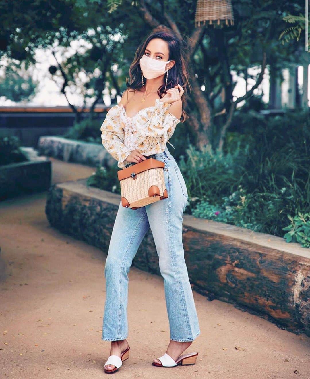 ボトキエのインスタグラム：「Take a cue from @sydnesummer and wear. a. damn. MASK. But also, make it fashion. 🤍」