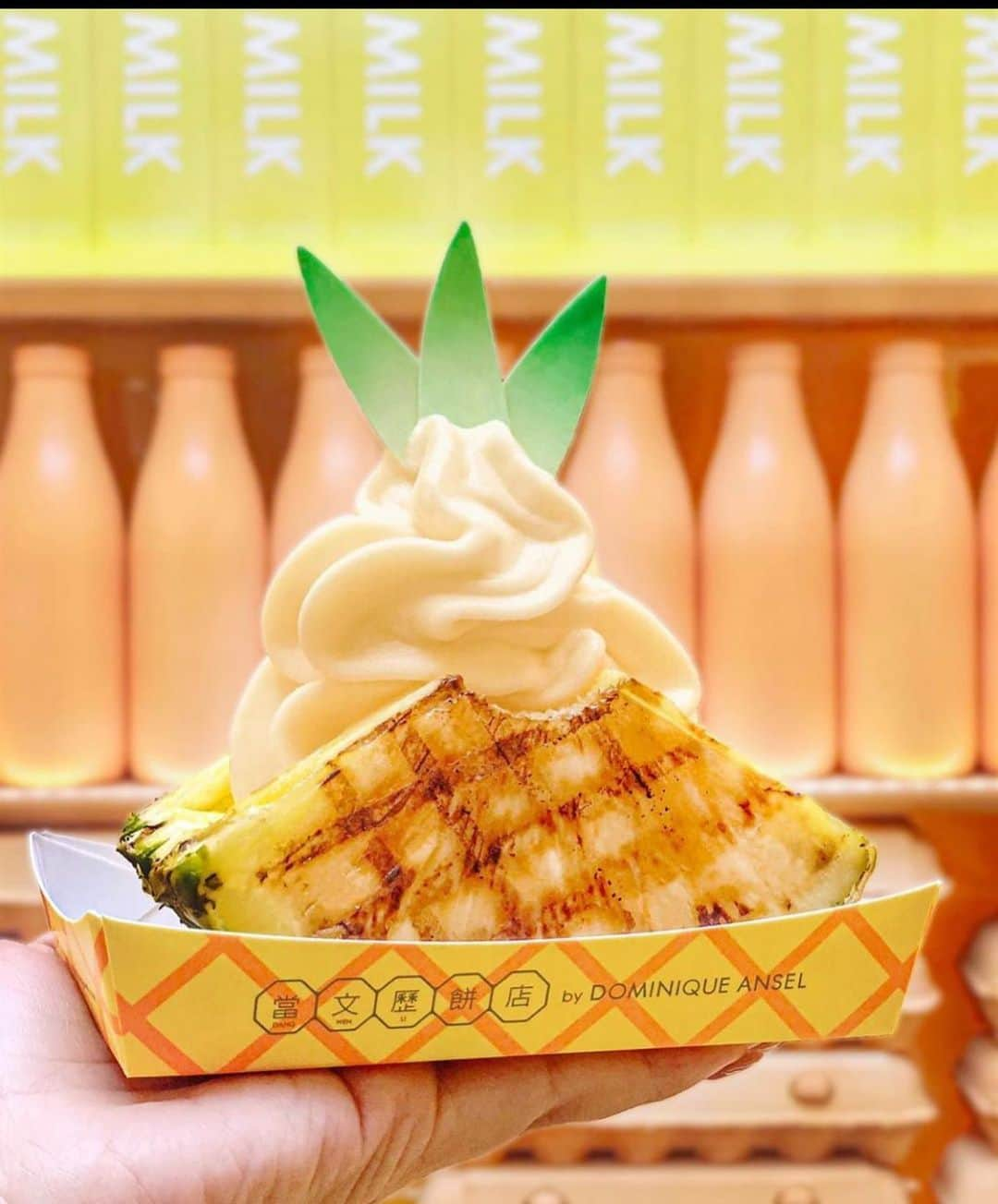 DOMINIQUE ANSEL BAKERYさんのインスタグラム写真 - (DOMINIQUE ANSEL BAKERYInstagram)「Summer in Hong Kong with our Pineapple Soft Serve at @dangwenlihk, with a slice of grilled fresh pineapple filled to order with homemade pineapple soft serve, topped with little while chocolate leaves to finish. 🍍」7月17日 3時59分 - dominiqueansel