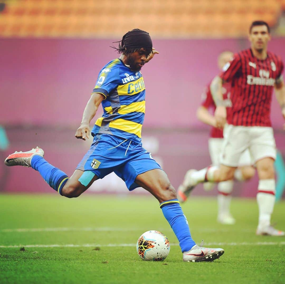 ジェルヴィーニョさんのインスタグラム写真 - (ジェルヴィーニョInstagram)「About yesterday game ⚽️  #MilanParma  _______________________________________________   @parmacalcio1913 💛💙 @andreacantini.photos 📸  ___________________________________________________   #parma #milan #seriea #italia #calcio #teamspirit #team225 #teamg27」7月17日 4時00分 - gervinhofficial