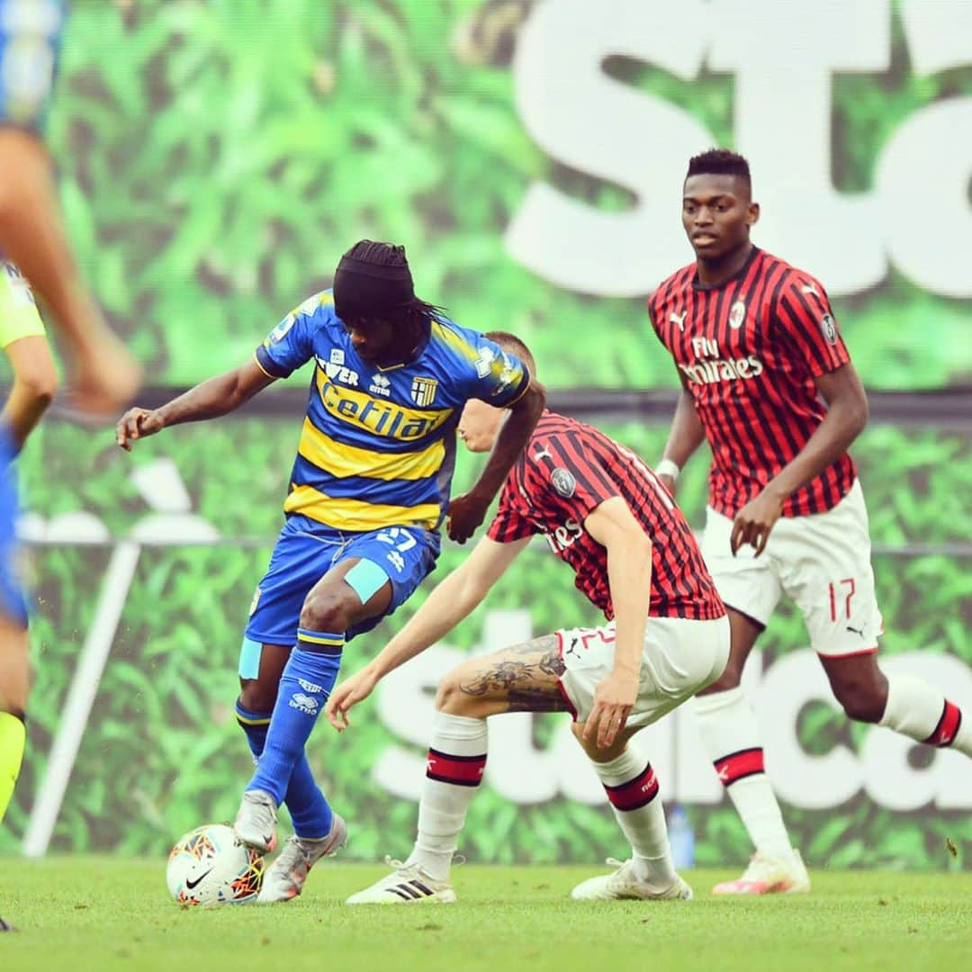 ジェルヴィーニョさんのインスタグラム写真 - (ジェルヴィーニョInstagram)「About yesterday game ⚽️  #MilanParma  _______________________________________________   @parmacalcio1913 💛💙 @andreacantini.photos 📸  ___________________________________________________   #parma #milan #seriea #italia #calcio #teamspirit #team225 #teamg27」7月17日 4時00分 - gervinhofficial