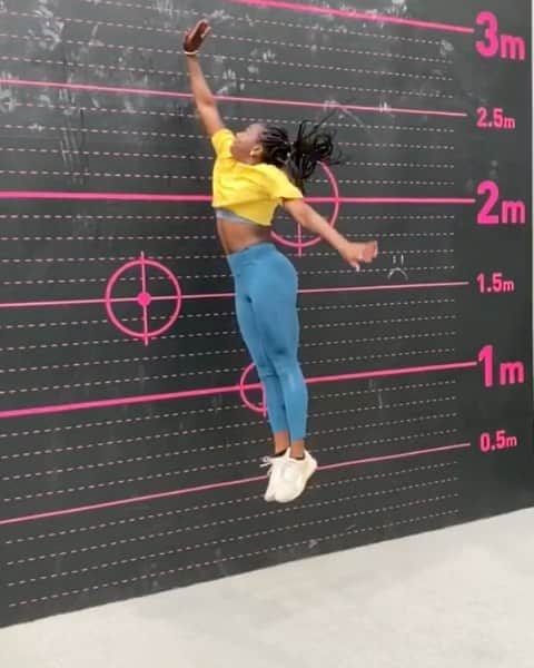 アシャ・フィリップのインスタグラム：「How you ever gonna reach the stars, If you never get off the ground? ✨🌠⁣⁣ ⁣⁣ ⁣⁣ ⁣⁣  ⁣⁣ #Dreams #Ambition #Motivation #Jump #Believe #Quotes」