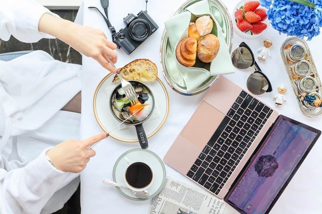 The Peninsula Hotelsさんのインスタグラム写真 - (The Peninsula HotelsInstagram)「Working from home takes on new meaning at @thepeninsulashanghai. The most productive days begin with in-room dining.⁣ ⁣ ⁣ ⁣ ⁣ ⁣ ⁣ #peninsulahotels #luxuryhotelexperience #luxuryexperience #fivestarservice #fivestarhotel #peninsulastay #shanghai」7月17日 4時11分 - peninsulahotels