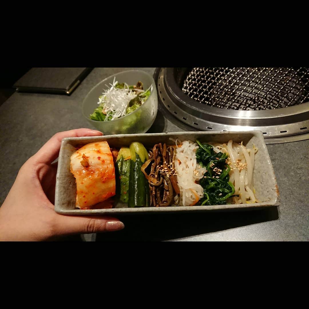 松浦麻里奈さんのインスタグラム写真 - (松浦麻里奈Instagram)「#焼肉膳所龍土町匠 #六本木焼肉 @ryudochotakumi.roppongi にＧＯＧＯ😎🍴🍖  ボックスシートの背もたれが高い！ 半個室風でプライベート重視したシックな 落ちついた空間で、ゆっくり焼肉を楽しむ😊💕  予約の絶えない名店で修行した店主が、 日本全国のお肉と真摯に向き合い、 鋭い目利きで選び抜いた上質な お肉を部位ごとに全国から仕入れているそうな👍✨  お肉のカットも、注文受けてから！！  ～コース～ ■キムチとナムルの盛り合わせ 見た目、どーっと量が多い～！ シャキシャキ、お肉の間のおつまみにもなりそう。  ■グリーンサラダ クルミのアクセント効いてて、さっぱりとしたお野菜。 ペロリと食べてしまう。  ■牛肉ウチモモのお刺身 サッパリのタレにつけても、お肉の旨味が 噛むほどにじゅわっと☺️✨くせもないし、 新鮮だから食べれる一品。他では食べれない味。  ■ユッケ 間違いない美味しさ！卵に絡めて食べる。 これも意外と量多めである♥️  ■上タン塩 オススメ焼き方がプレートに書いてあるので、 こんがり焼いてもお肉柔らかい★ じっくりと焼く。  ■赤身2種の焼肉・霜降り3種の焼肉 ・牛ヒレ肉・シマチョウ こまめに、網を代えてくれました！ どれも美味しい。このコースで一万で満足！ 希少部位霜降り３種、美味しすぎてとろけた。  ■お食事選び 　・ユッケジャンクッパ 　・クッパ 　・ビビンバ 　・匠の冷麺 　・牛筋カレー ■デザート  #知床牛 #PR #焼肉 #六本木グルメ  #焼肉グルメ #インスタグルメアワード2020  #お肉 #お肉大好き  #ランチ #dinner #ディナー #foodstagram  #foodie  #foodpr #グルメスタグラム #焼き肉 #meatlover  #六本木ディナー #夜ご飯 #飯テロ #カレー #ユッケ #ユッケジャン #霜降り #グルメ写真 #yummyfood #yummyyummy」7月17日 4時32分 - ay114.831m