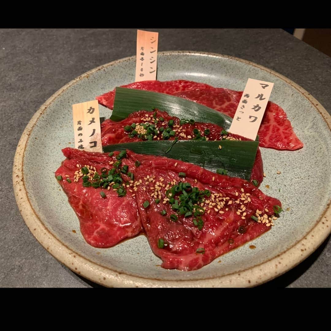 松浦麻里奈さんのインスタグラム写真 - (松浦麻里奈Instagram)「#焼肉膳所龍土町匠 #六本木焼肉 @ryudochotakumi.roppongi にＧＯＧＯ😎🍴🍖  ボックスシートの背もたれが高い！ 半個室風でプライベート重視したシックな 落ちついた空間で、ゆっくり焼肉を楽しむ😊💕  予約の絶えない名店で修行した店主が、 日本全国のお肉と真摯に向き合い、 鋭い目利きで選び抜いた上質な お肉を部位ごとに全国から仕入れているそうな👍✨  お肉のカットも、注文受けてから！！  ～コース～ ■キムチとナムルの盛り合わせ 見た目、どーっと量が多い～！ シャキシャキ、お肉の間のおつまみにもなりそう。  ■グリーンサラダ クルミのアクセント効いてて、さっぱりとしたお野菜。 ペロリと食べてしまう。  ■牛肉ウチモモのお刺身 サッパリのタレにつけても、お肉の旨味が 噛むほどにじゅわっと☺️✨くせもないし、 新鮮だから食べれる一品。他では食べれない味。  ■ユッケ 間違いない美味しさ！卵に絡めて食べる。 これも意外と量多めである♥️  ■上タン塩 オススメ焼き方がプレートに書いてあるので、 こんがり焼いてもお肉柔らかい★ じっくりと焼く。  ■赤身2種の焼肉・霜降り3種の焼肉 ・牛ヒレ肉・シマチョウ こまめに、網を代えてくれました！ どれも美味しい。このコースで一万で満足！ 希少部位霜降り３種、美味しすぎてとろけた。  ■お食事選び 　・ユッケジャンクッパ 　・クッパ 　・ビビンバ 　・匠の冷麺 　・牛筋カレー ■デザート  #知床牛 #PR #焼肉 #六本木グルメ  #焼肉グルメ #インスタグルメアワード2020  #お肉 #お肉大好き  #ランチ #dinner #ディナー #foodstagram  #foodie  #foodpr #グルメスタグラム #焼き肉 #meatlover  #六本木ディナー #夜ご飯 #飯テロ #カレー #ユッケ #ユッケジャン #霜降り #グルメ写真 #yummyfood #yummyyummy」7月17日 4時32分 - ay114.831m