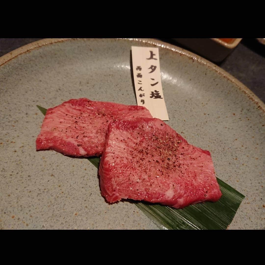 松浦麻里奈さんのインスタグラム写真 - (松浦麻里奈Instagram)「#焼肉膳所龍土町匠 #六本木焼肉 @ryudochotakumi.roppongi にＧＯＧＯ😎🍴🍖  ボックスシートの背もたれが高い！ 半個室風でプライベート重視したシックな 落ちついた空間で、ゆっくり焼肉を楽しむ😊💕  予約の絶えない名店で修行した店主が、 日本全国のお肉と真摯に向き合い、 鋭い目利きで選び抜いた上質な お肉を部位ごとに全国から仕入れているそうな👍✨  お肉のカットも、注文受けてから！！  ～コース～ ■キムチとナムルの盛り合わせ 見た目、どーっと量が多い～！ シャキシャキ、お肉の間のおつまみにもなりそう。  ■グリーンサラダ クルミのアクセント効いてて、さっぱりとしたお野菜。 ペロリと食べてしまう。  ■牛肉ウチモモのお刺身 サッパリのタレにつけても、お肉の旨味が 噛むほどにじゅわっと☺️✨くせもないし、 新鮮だから食べれる一品。他では食べれない味。  ■ユッケ 間違いない美味しさ！卵に絡めて食べる。 これも意外と量多めである♥️  ■上タン塩 オススメ焼き方がプレートに書いてあるので、 こんがり焼いてもお肉柔らかい★ じっくりと焼く。  ■赤身2種の焼肉・霜降り3種の焼肉 ・牛ヒレ肉・シマチョウ こまめに、網を代えてくれました！ どれも美味しい。このコースで一万で満足！ 希少部位霜降り３種、美味しすぎてとろけた。  ■お食事選び 　・ユッケジャンクッパ 　・クッパ 　・ビビンバ 　・匠の冷麺 　・牛筋カレー ■デザート  #知床牛 #PR #焼肉 #六本木グルメ  #焼肉グルメ #インスタグルメアワード2020  #お肉 #お肉大好き  #ランチ #dinner #ディナー #foodstagram  #foodie  #foodpr #グルメスタグラム #焼き肉 #meatlover  #六本木ディナー #夜ご飯 #飯テロ #カレー #ユッケ #ユッケジャン #霜降り #グルメ写真 #yummyfood #yummyyummy」7月17日 4時32分 - ay114.831m