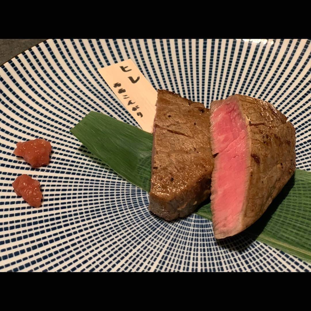 松浦麻里奈さんのインスタグラム写真 - (松浦麻里奈Instagram)「#焼肉膳所龍土町匠 #六本木焼肉 @ryudochotakumi.roppongi にＧＯＧＯ😎🍴🍖  ボックスシートの背もたれが高い！ 半個室風でプライベート重視したシックな 落ちついた空間で、ゆっくり焼肉を楽しむ😊💕  予約の絶えない名店で修行した店主が、 日本全国のお肉と真摯に向き合い、 鋭い目利きで選び抜いた上質な お肉を部位ごとに全国から仕入れているそうな👍✨  お肉のカットも、注文受けてから！！  ～コース～ ■キムチとナムルの盛り合わせ 見た目、どーっと量が多い～！ シャキシャキ、お肉の間のおつまみにもなりそう。  ■グリーンサラダ クルミのアクセント効いてて、さっぱりとしたお野菜。 ペロリと食べてしまう。  ■牛肉ウチモモのお刺身 サッパリのタレにつけても、お肉の旨味が 噛むほどにじゅわっと☺️✨くせもないし、 新鮮だから食べれる一品。他では食べれない味。  ■ユッケ 間違いない美味しさ！卵に絡めて食べる。 これも意外と量多めである♥️  ■上タン塩 オススメ焼き方がプレートに書いてあるので、 こんがり焼いてもお肉柔らかい★ じっくりと焼く。  ■赤身2種の焼肉・霜降り3種の焼肉 ・牛ヒレ肉・シマチョウ こまめに、網を代えてくれました！ どれも美味しい。このコースで一万で満足！ 希少部位霜降り３種、美味しすぎてとろけた。  ■お食事選び 　・ユッケジャンクッパ 　・クッパ 　・ビビンバ 　・匠の冷麺 　・牛筋カレー ■デザート  #知床牛 #PR #焼肉 #六本木グルメ  #焼肉グルメ #インスタグルメアワード2020  #お肉 #お肉大好き  #ランチ #dinner #ディナー #foodstagram  #foodie  #foodpr #グルメスタグラム #焼き肉 #meatlover  #六本木ディナー #夜ご飯 #飯テロ #カレー #ユッケ #ユッケジャン #霜降り #グルメ写真 #yummyfood #yummyyummy」7月17日 4時32分 - ay114.831m