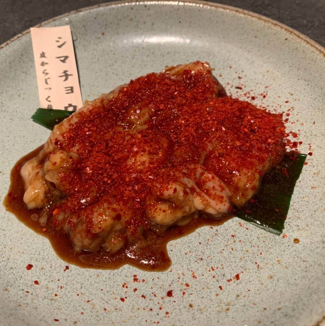 松浦麻里奈さんのインスタグラム写真 - (松浦麻里奈Instagram)「#焼肉膳所龍土町匠 #六本木焼肉 @ryudochotakumi.roppongi にＧＯＧＯ😎🍴🍖  ボックスシートの背もたれが高い！ 半個室風でプライベート重視したシックな 落ちついた空間で、ゆっくり焼肉を楽しむ😊💕  予約の絶えない名店で修行した店主が、 日本全国のお肉と真摯に向き合い、 鋭い目利きで選び抜いた上質な お肉を部位ごとに全国から仕入れているそうな👍✨  お肉のカットも、注文受けてから！！  ～コース～ ■キムチとナムルの盛り合わせ 見た目、どーっと量が多い～！ シャキシャキ、お肉の間のおつまみにもなりそう。  ■グリーンサラダ クルミのアクセント効いてて、さっぱりとしたお野菜。 ペロリと食べてしまう。  ■牛肉ウチモモのお刺身 サッパリのタレにつけても、お肉の旨味が 噛むほどにじゅわっと☺️✨くせもないし、 新鮮だから食べれる一品。他では食べれない味。  ■ユッケ 間違いない美味しさ！卵に絡めて食べる。 これも意外と量多めである♥️  ■上タン塩 オススメ焼き方がプレートに書いてあるので、 こんがり焼いてもお肉柔らかい★ じっくりと焼く。  ■赤身2種の焼肉・霜降り3種の焼肉 ・牛ヒレ肉・シマチョウ こまめに、網を代えてくれました！ どれも美味しい。このコースで一万で満足！ 希少部位霜降り３種、美味しすぎてとろけた。  ■お食事選び 　・ユッケジャンクッパ 　・クッパ 　・ビビンバ 　・匠の冷麺 　・牛筋カレー ■デザート  #知床牛 #PR #焼肉 #六本木グルメ  #焼肉グルメ #インスタグルメアワード2020  #お肉 #お肉大好き  #ランチ #dinner #ディナー #foodstagram  #foodie  #foodpr #グルメスタグラム #焼き肉 #meatlover  #六本木ディナー #夜ご飯 #飯テロ #カレー #ユッケ #ユッケジャン #霜降り #グルメ写真 #yummyfood #yummyyummy」7月17日 4時32分 - ay114.831m
