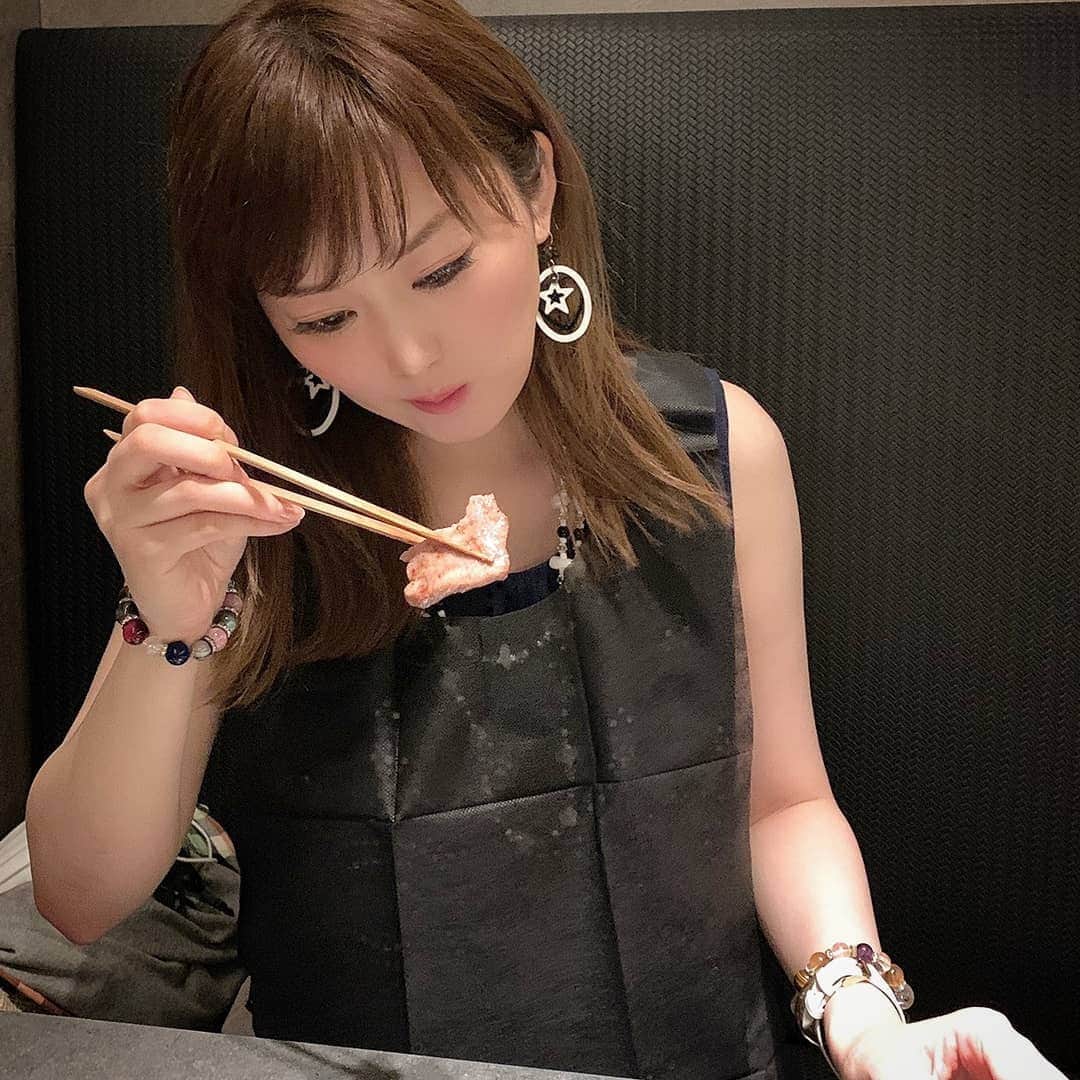 松浦麻里奈さんのインスタグラム写真 - (松浦麻里奈Instagram)「#焼肉膳所龍土町匠 #六本木焼肉 @ryudochotakumi.roppongi にＧＯＧＯ😎🍴🍖  ボックスシートの背もたれが高い！ 半個室風でプライベート重視したシックな 落ちついた空間で、ゆっくり焼肉を楽しむ😊💕  予約の絶えない名店で修行した店主が、 日本全国のお肉と真摯に向き合い、 鋭い目利きで選び抜いた上質な お肉を部位ごとに全国から仕入れているそうな👍✨  お肉のカットも、注文受けてから！！  ～コース～ ■キムチとナムルの盛り合わせ 見た目、どーっと量が多い～！ シャキシャキ、お肉の間のおつまみにもなりそう。  ■グリーンサラダ クルミのアクセント効いてて、さっぱりとしたお野菜。 ペロリと食べてしまう。  ■牛肉ウチモモのお刺身 サッパリのタレにつけても、お肉の旨味が 噛むほどにじゅわっと☺️✨くせもないし、 新鮮だから食べれる一品。他では食べれない味。  ■ユッケ 間違いない美味しさ！卵に絡めて食べる。 これも意外と量多めである♥️  ■上タン塩 オススメ焼き方がプレートに書いてあるので、 こんがり焼いてもお肉柔らかい★ じっくりと焼く。  ■赤身2種の焼肉・霜降り3種の焼肉 ・牛ヒレ肉・シマチョウ こまめに、網を代えてくれました！ どれも美味しい。このコースで一万で満足！ 希少部位霜降り３種、美味しすぎてとろけた。  ■お食事選び 　・ユッケジャンクッパ 　・クッパ 　・ビビンバ 　・匠の冷麺 　・牛筋カレー ■デザート  #知床牛 #PR #焼肉 #六本木グルメ  #焼肉グルメ #インスタグルメアワード2020  #お肉 #お肉大好き  #ランチ #dinner #ディナー #foodstagram  #foodie  #foodpr #グルメスタグラム #焼き肉 #meatlover  #六本木ディナー #夜ご飯 #飯テロ #カレー #ユッケ #ユッケジャン #霜降り #グルメ写真 #yummyfood #yummyyummy」7月17日 4時32分 - ay114.831m