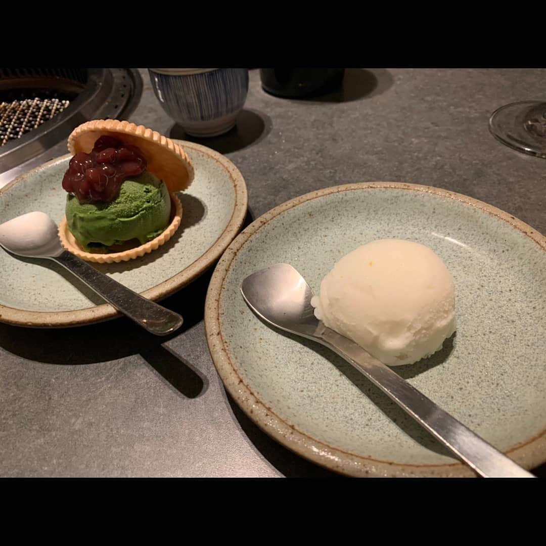 松浦麻里奈さんのインスタグラム写真 - (松浦麻里奈Instagram)「#焼肉膳所龍土町匠 #六本木焼肉 @ryudochotakumi.roppongi にＧＯＧＯ😎🍴🍖  ボックスシートの背もたれが高い！ 半個室風でプライベート重視したシックな 落ちついた空間で、ゆっくり焼肉を楽しむ😊💕  予約の絶えない名店で修行した店主が、 日本全国のお肉と真摯に向き合い、 鋭い目利きで選び抜いた上質な お肉を部位ごとに全国から仕入れているそうな👍✨  お肉のカットも、注文受けてから！！  ～コース～ ■キムチとナムルの盛り合わせ 見た目、どーっと量が多い～！ シャキシャキ、お肉の間のおつまみにもなりそう。  ■グリーンサラダ クルミのアクセント効いてて、さっぱりとしたお野菜。 ペロリと食べてしまう。  ■牛肉ウチモモのお刺身 サッパリのタレにつけても、お肉の旨味が 噛むほどにじゅわっと☺️✨くせもないし、 新鮮だから食べれる一品。他では食べれない味。  ■ユッケ 間違いない美味しさ！卵に絡めて食べる。 これも意外と量多めである♥️  ■上タン塩 オススメ焼き方がプレートに書いてあるので、 こんがり焼いてもお肉柔らかい★ じっくりと焼く。  ■赤身2種の焼肉・霜降り3種の焼肉 ・牛ヒレ肉・シマチョウ こまめに、網を代えてくれました！ どれも美味しい。このコースで一万で満足！ 希少部位霜降り３種、美味しすぎてとろけた。  ■お食事選び 　・ユッケジャンクッパ 　・クッパ 　・ビビンバ 　・匠の冷麺 　・牛筋カレー ■デザート  #知床牛 #PR #焼肉 #六本木グルメ  #焼肉グルメ #インスタグルメアワード2020  #お肉 #お肉大好き  #ランチ #dinner #ディナー #foodstagram  #foodie  #foodpr #グルメスタグラム #焼き肉 #meatlover  #六本木ディナー #夜ご飯 #飯テロ #カレー #ユッケ #ユッケジャン #霜降り #グルメ写真 #yummyfood #yummyyummy」7月17日 4時32分 - ay114.831m