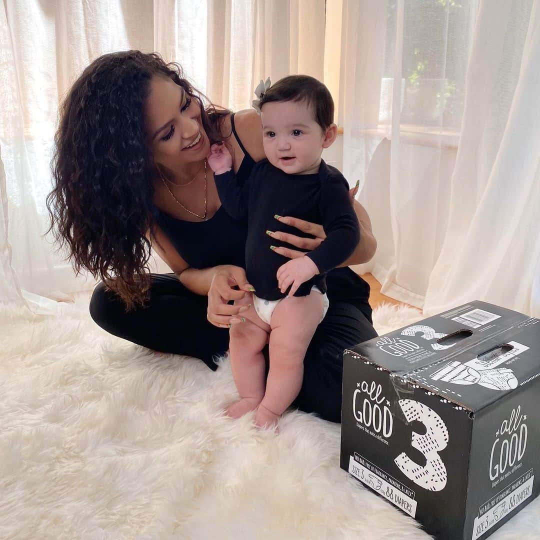 cassieのインスタグラム：「Diapers that make a difference? Yes, please!  New @allgooddiapers are not only making Frankie happy with their cute designs and cushy softness, but also making Alex and I happy by giving back to babies in need. For every box purchased from @Walmart, All Good will donate a day’s worth of diapers to families in need through a partnership with @FeedingAmerica. In less than a year, All Good has already donated more than 1,000,000 diapers! Moms and Dads: this is a diaper purchase you can feel good about 🖤🤍 #allgoodpartner #allgooddiapers」