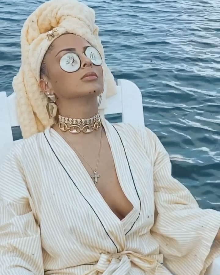 ベロニカ・ベガのインスタグラム：「I just got a new #️⃣ All I see is green Eyes covered in cucumbers🥒  Aint trynna be mean We ain’t really go thru nun Say I treated u like shit Then u might need a new plunger  Cuz I’m a HOT GIRL.. 🎶   ————————————————— #SorryNotSorry OUT NOW‼️ LINK IN BIO‼️🙏🏽」