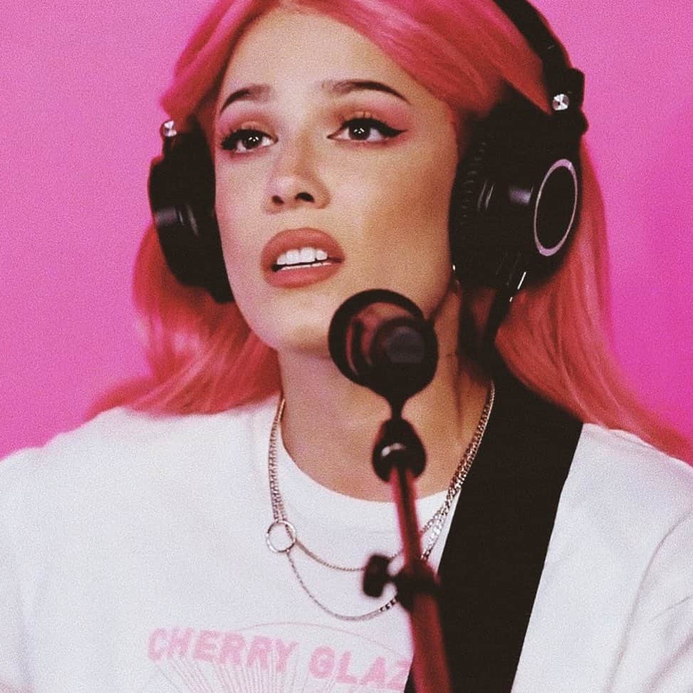 Halseyのインスタグラム：「absolutely detest having to exist 💖」