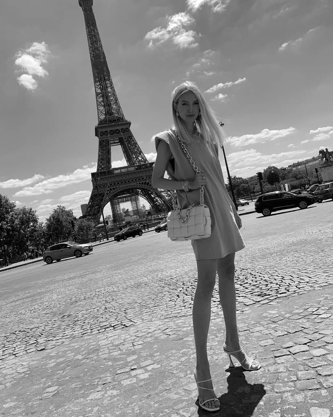 レオニー・ハンネさんのインスタグラム写真 - (レオニー・ハンネInstagram)「First trip to Paris after lockdown deserves an Eiffel Tower pic - Don’t you agree? 🦋 #paris」7月17日 4時56分 - leoniehanne