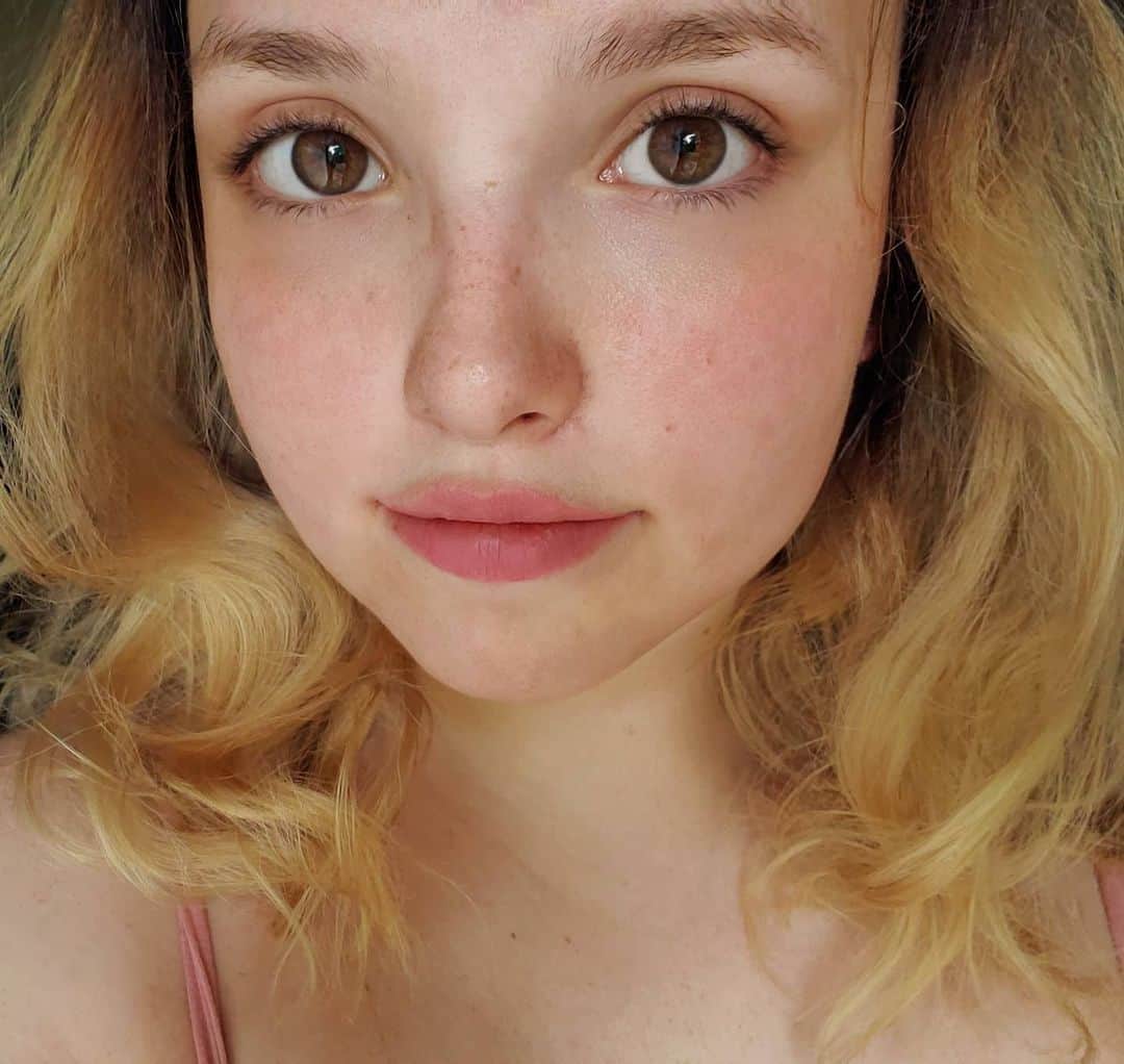 ケリーのインスタグラム：「Learning to love myself has been a long journey but I'm getting there 💞💞」