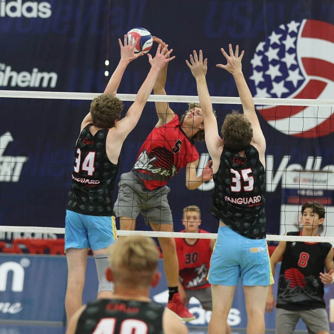 USA Volleyballさんのインスタグラム写真 - (USA VolleyballInstagram)「We’re really, REALLY missing these championship moments! 🥺 Time to start marking your 📆 for next season, the 2021 Boys Junior National Qualifiers are now listed on our website, 🔗 in bio!  #BJNC」7月17日 5時01分 - usavolleyball