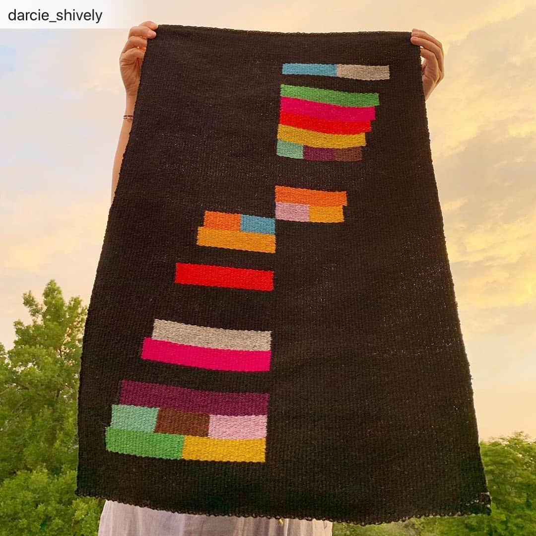 ビジー・フィリップスさんのインスタグラム写真 - (ビジー・フィリップスInstagram)「Guys! The amazing artist Darcy Shively(who wove my rug in my closet that I love so much) is auctioning off one she made to honor Elijah McClain, with all of the proceeds going to charity! Go to her page @darcie_shively and click the link in her bio to donate and enter! 💕 REPOST @darcie_shively : I am auctioning a weaving I made in memorial to Elijah McClain to support @hungryformusic1, a non-profit that provides kids with musical instruments they might not otherwise be able to enjoy.  (Gofundme link in bio; Each $10 = 1 entry; or send me screenshot of proof of donation)  I didn't know Elijah, but he was murdered 30 minutes from where I live and I never even knew about it until recently. I didn't know him, but hearing his last words will forever change the way I see things in this country. He must have been so afraid and in so much pain but still maintained his gentle kindness in the face of brutality.  To me, Black Lives don't just matter, they should be revered. They embody the indomitable spirit we claim to hold so dear in this country.   I would like to see more monuments to people like Elijah -- the healers -- the kind of people who make time to go play music for abandoned animals out of the goodness of their heart.  Please consider sharing so we can put more music in the hands of kids who need it.」7月17日 5時03分 - busyphilipps