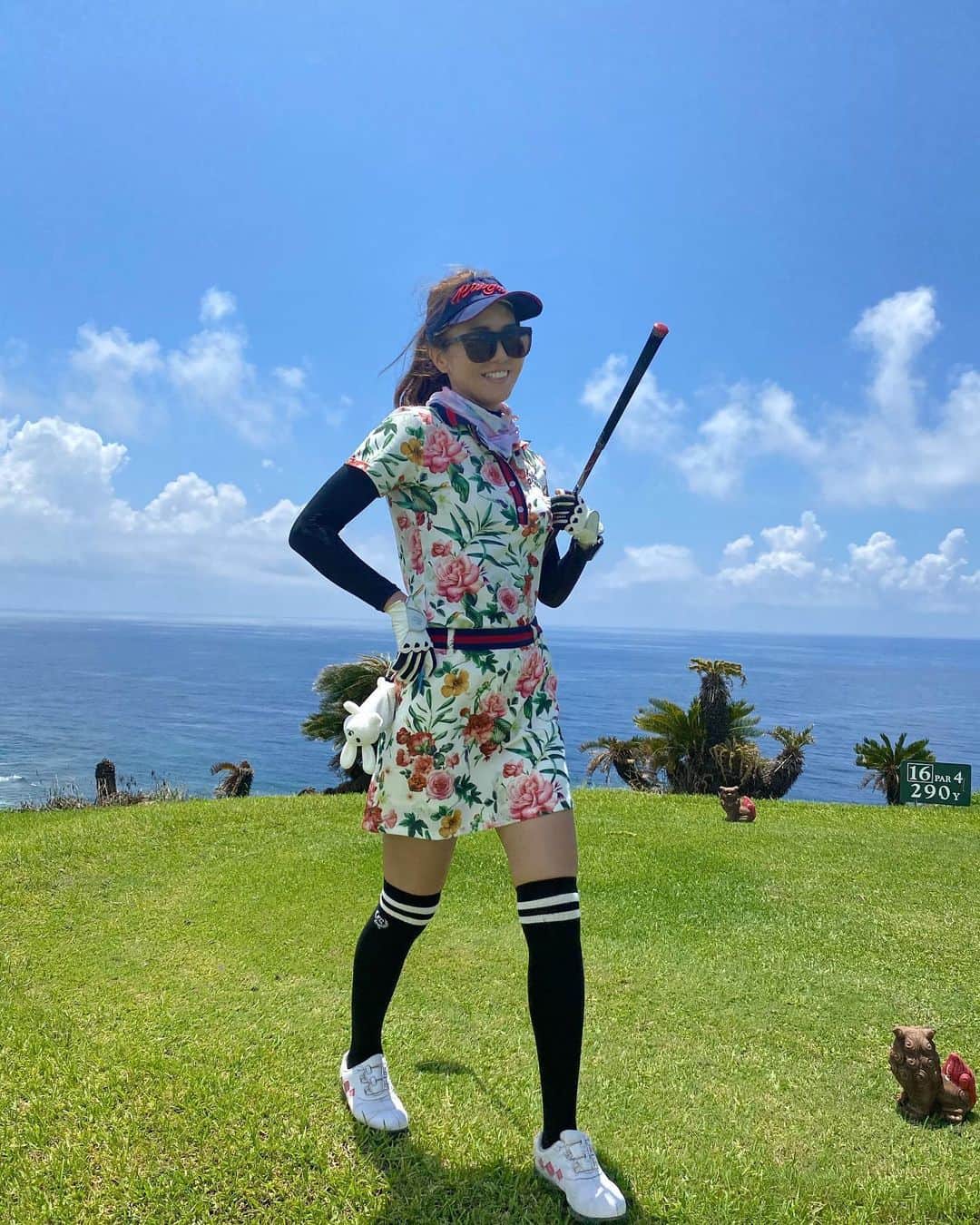 佐野真彩さんのインスタグラム写真 - (佐野真彩Instagram)「#サザンリンクス 🌴⛳️﻿ 確か2回目のはずなんだけど、﻿ その時はまだ初めたばかりのド初心者で、﻿ 回ることに必死で全く記憶がありません😶😶笑﻿ ﻿ 海沿いのコースの気持ち良さはハンパなかった😍🌊﻿ ﻿ ﻿ このラウンド後、クラブを替えてマーベリックにしました🏌️‍♀️﻿ またそれについては後日投稿します😉﻿ ﻿ 🔴50 51 101﻿ ﻿ ﻿  #沖縄　#沖縄ゴルフ　#リゾートゴルフ　#golfstagram #ゴルフ女子　#ゴルフウェア　#golfwear #ゼクシオ　#マーベリック　#kissonthegreen #キスオンザグリーン　#日焼け対策 #ゴルフ　#スイング動画」7月17日 15時56分 - sano.maya