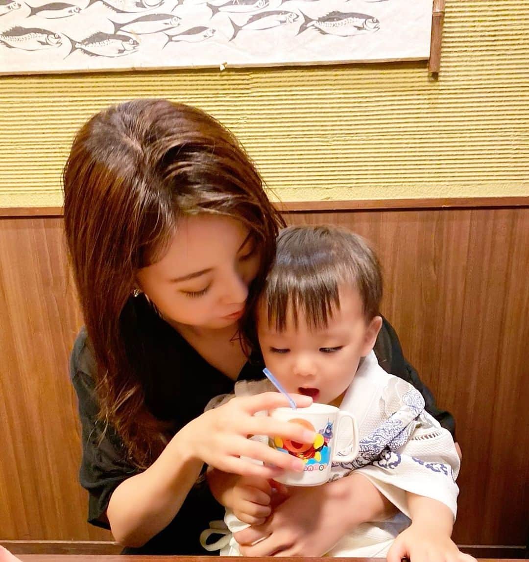 Momoeのインスタグラム：「. .  与野本町旅してた日📸 ストロー使えるくせに哺乳瓶が好き😒 . .  #happy #家事 #育児 #family #家族 #boy #smile #男の子 #息子 #code #love #lucky #kids #子供 #thankyou #宝物 #ベビー #fashion #follow #心 #縁 #パパ #ママ #家族写真 #男の子ママ #赤ちゃん写真 #photo #子育て #1歳 #flower」