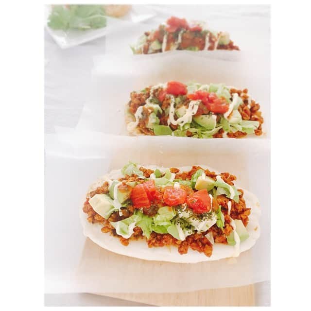 前田ゆかのインスタグラム：「今日は二人ともお昼帰り ソイタコミートの おひるごはん！  #gultenfree #soymeat  #tacos #maeyukareshipi」