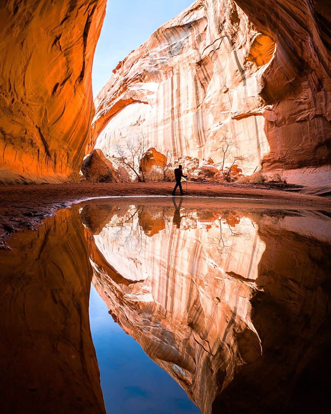 クリス・バーカードのインスタグラム：「Somehow the place-name seems to always add to the lore of a location. As if making it more legend than reality. The Golden Cathedral was no such exception. Few places seem to become even more vibrant during high noon light.」