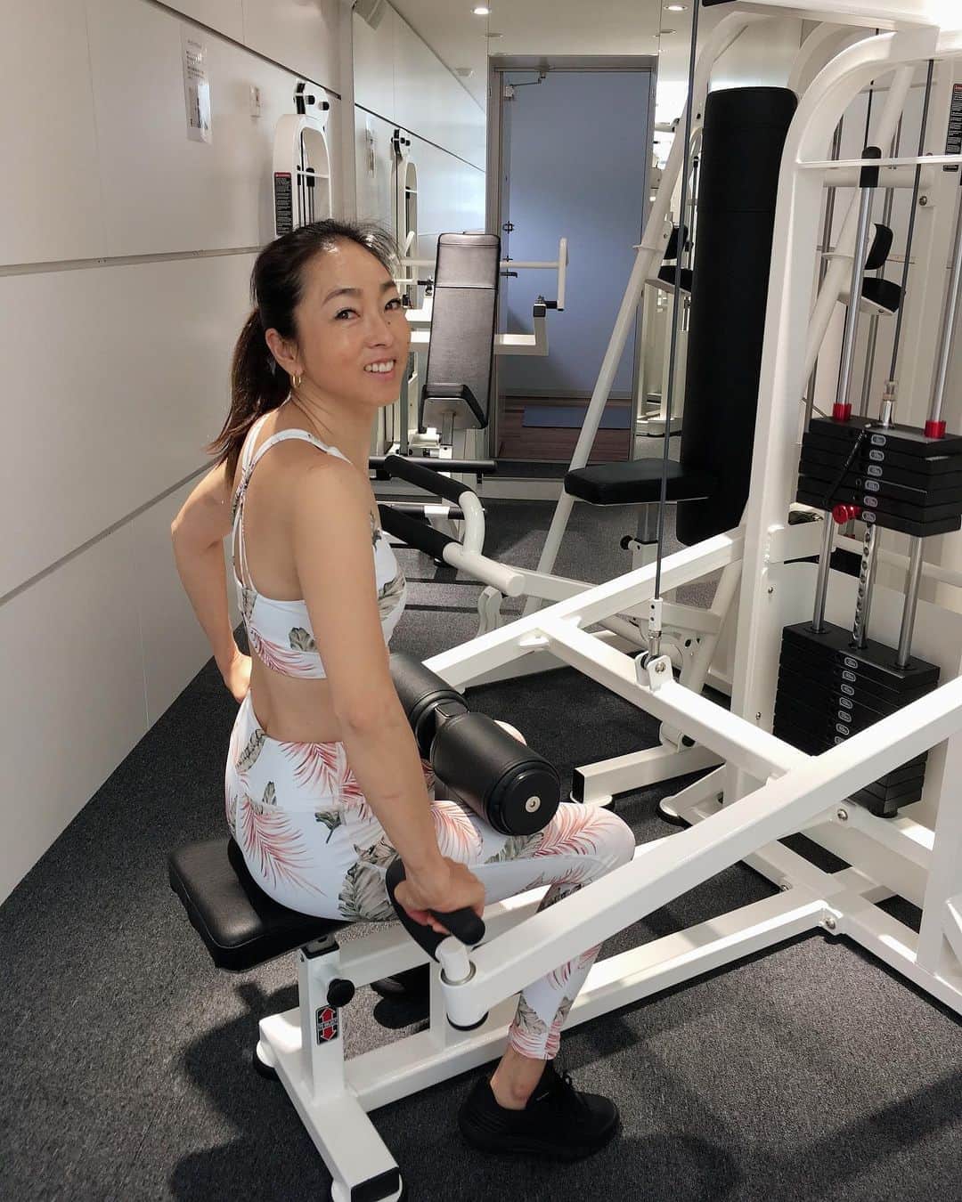 岡部亜紀のインスタグラム：「サーフィン前のコンディショニング😊 @u.g.mthegym24 で肩甲骨と股関節の可動域を広げにきました⤴︎⤴︎ たったの30分で姿勢も整うし、サーフィンがとっても調子が良いのだ👍🏽  そして今日着ているのは、sunrise shellのデザイナーがデザインしたヨガウェアー RINEN&COMPANY いつも黒ばっかりだから白をチョイス✨ 水陸両用だからこのままサーフィンも出来きちゃうんだよー🏄‍♀️ @sunriseshell_official   早く梅雨明けろー☀️」
