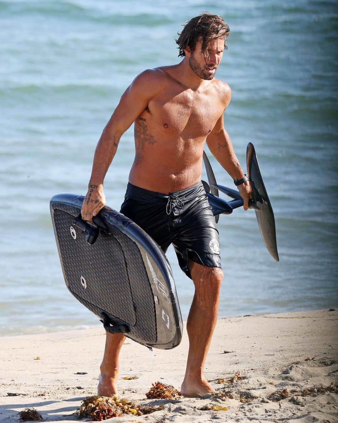 Just Jaredさんのインスタグラム写真 - (Just JaredInstagram)「@brodyjenner shows off his hot bod during a day at the beach! #BrodyJenner Photos: Backgrid」7月17日 14時43分 - justjared
