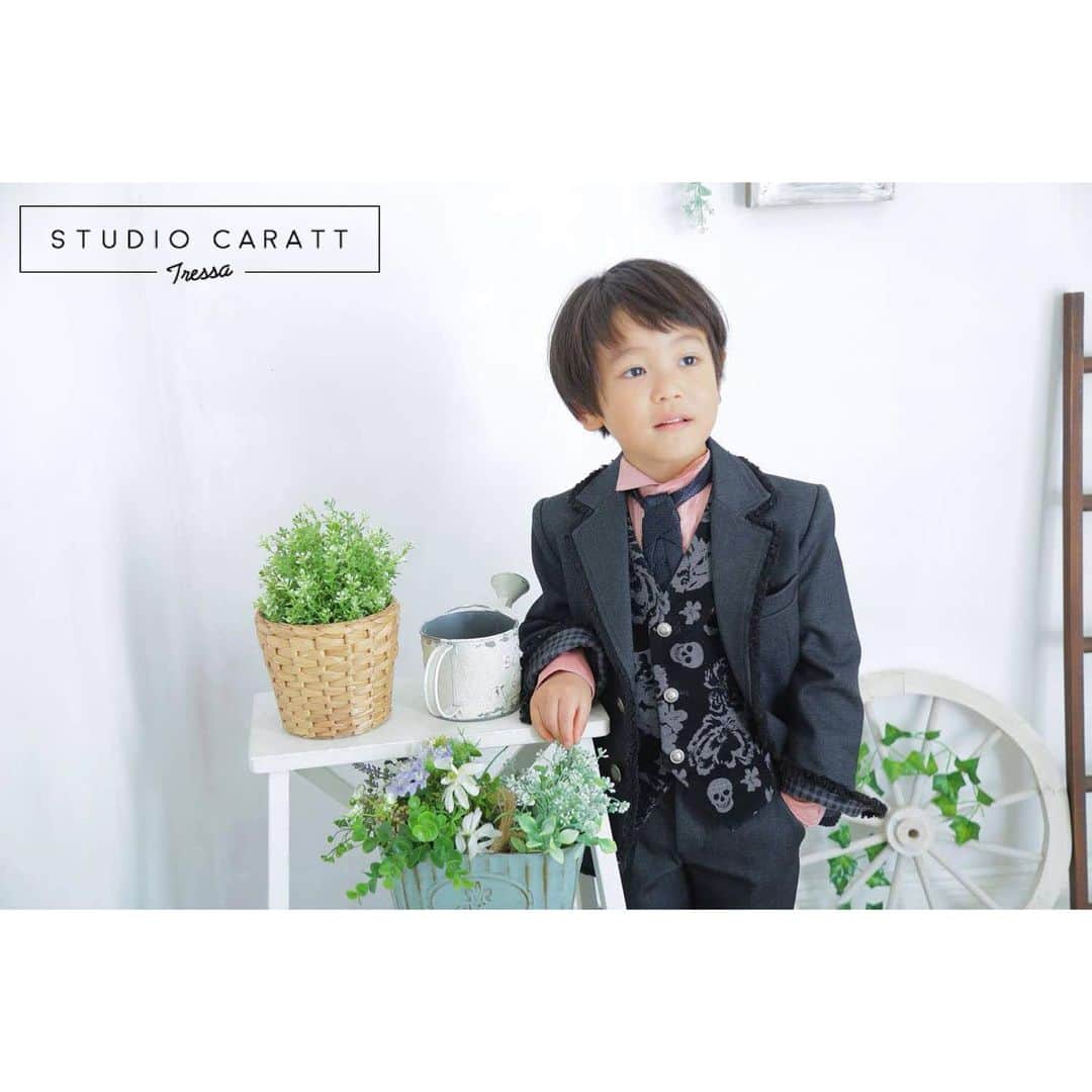 スタジオキャラットトレッサ横浜店さんのインスタグラム写真 - (スタジオキャラットトレッサ横浜店Instagram)「・ ・ おちゃめな妹ちゃん🌼 と 大人なお兄ちゃん🌷 ・ ふたりの自然な表情が可愛い✨ ・ ・  #スタジオキャラット #studiocaratt #studio#スタジオキャラットトレッサ横浜店 #トレッサ横浜  #ナチュラル #kidsfashion #kidsphotography #kidsphoto #kawaii #可愛い#anniversary  #photography#七五三 #七五三3歳 #七五三5歳 #七五三撮影 #七五三前撮り #七五三フォト #ドレス #スーツ #753撮影 #753code #children#女の子#男の子 #撮影」7月17日 14時45分 - caratt_tressa