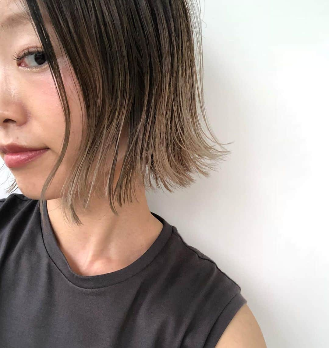 和田美由紀さんのインスタグラム写真 - (和田美由紀Instagram)「勝手にマイヘアーコレクション👧🏼 ずっとボブ✂️ 短いか長いかの違いくらいですが、参考にしたいとのお声たくさん頂くのでまとめてみました💦ボブにしたくなると言って頂けて嬉しいです💕カラーはブリーチしてます🙋🏼‍♀️ 白髪気になるし、 自分の髪で動画撮影するので ブリーチ毛の方がわかりやすいのでその為でもあります👧🏼 ロングヘアーの頃は10年以上前かなー #ヘアスタイル #ボブ」7月17日 14時48分 - miyuwada