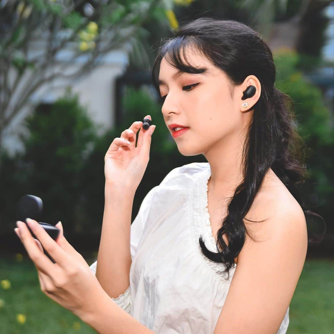 シャニア・グラシアさんのインスタグラム写真 - (シャニア・グラシアInstagram)「Haii! Aku baru dapat Mi True Wireless Earbuds Basic S dari @xiaomi.indonesia nih  Designnya gemas bangeet ukurannya kecil dan gampang dibawa kemana2, suaranya juga mantap betul!   Nah buat kamu yang suka main game, earbuds ini punya game mode looh, bikin ngegame jadi makin a6! TWS ini juga bisa dipakai normal (dual) atau hanya satu earbuds saja (single).  Pengen kembaran sama aku? Yuk, penjualan pertamanya tanggal 20 Juli 2020 jam 1 siang! Harganya cuma 249k untuk penjualan pertama khusus di Shopee dan mi.com. Jangan lupa tag aku kalau kamu udah punya juga yaa! 🖤   #MiTWSBasicS #CewekPilihXiaomi」7月17日 15時01分 - jkt48gracia