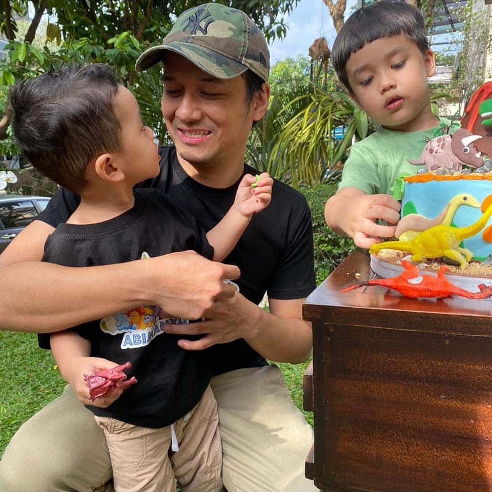 Vicky Shuさんのインスタグラム写真 - (Vicky ShuInstagram)「Masih dari foto foto Seru seruan di depan rumahhhh. Sama yumaaa @faiza_aljufri , papa @ade_imam , bunda @natashayudhasoka yang gamau difoto hahaha. Aisyah Fillio dek Guinandra dan mbak mbak dan pak pak yg kerja dirumah. Sebenernya ultah bubu sama mas ibim cuma beda seminggu harusnya dirayain bareng yah. Tapi karena musim pandemi yaudah dirumah ajaaaa dehhh. Tetaaa @kalialabitta_ nyaaa di Bandung huhu」7月17日 15時01分 - vickyshu