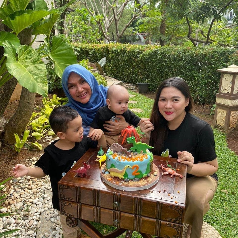 Vicky Shuさんのインスタグラム写真 - (Vicky ShuInstagram)「Masih dari foto foto Seru seruan di depan rumahhhh. Sama yumaaa @faiza_aljufri , papa @ade_imam , bunda @natashayudhasoka yang gamau difoto hahaha. Aisyah Fillio dek Guinandra dan mbak mbak dan pak pak yg kerja dirumah. Sebenernya ultah bubu sama mas ibim cuma beda seminggu harusnya dirayain bareng yah. Tapi karena musim pandemi yaudah dirumah ajaaaa dehhh. Tetaaa @kalialabitta_ nyaaa di Bandung huhu」7月17日 15時01分 - vickyshu