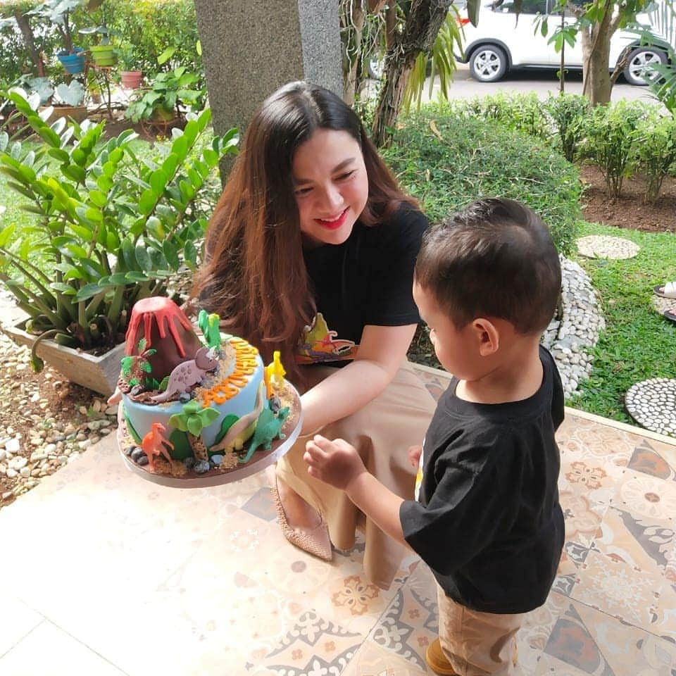 Vicky Shuさんのインスタグラム写真 - (Vicky ShuInstagram)「Masih dari foto foto Seru seruan di depan rumahhhh. Sama yumaaa @faiza_aljufri , papa @ade_imam , bunda @natashayudhasoka yang gamau difoto hahaha. Aisyah Fillio dek Guinandra dan mbak mbak dan pak pak yg kerja dirumah. Sebenernya ultah bubu sama mas ibim cuma beda seminggu harusnya dirayain bareng yah. Tapi karena musim pandemi yaudah dirumah ajaaaa dehhh. Tetaaa @kalialabitta_ nyaaa di Bandung huhu」7月17日 15時01分 - vickyshu