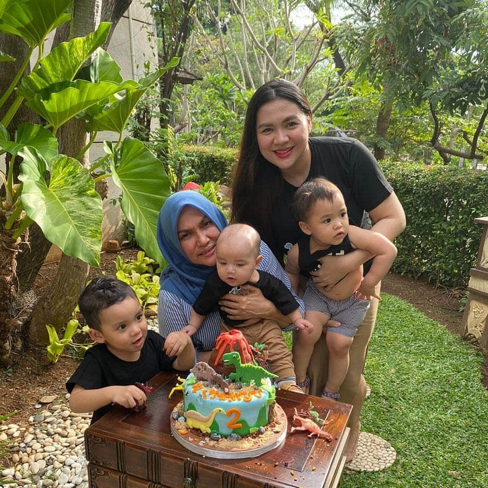 Vicky Shuさんのインスタグラム写真 - (Vicky ShuInstagram)「Masih dari foto foto Seru seruan di depan rumahhhh. Sama yumaaa @faiza_aljufri , papa @ade_imam , bunda @natashayudhasoka yang gamau difoto hahaha. Aisyah Fillio dek Guinandra dan mbak mbak dan pak pak yg kerja dirumah. Sebenernya ultah bubu sama mas ibim cuma beda seminggu harusnya dirayain bareng yah. Tapi karena musim pandemi yaudah dirumah ajaaaa dehhh. Tetaaa @kalialabitta_ nyaaa di Bandung huhu」7月17日 15時01分 - vickyshu