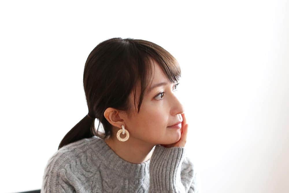 白井珠希のインスタグラム：「WEBショップ｢BOWKNOT(ボウノット) @bowknot_store ｣さんでモデルをつとめさせていただいております🌸 * 発売時にあっという間に完売してしまったという、『MSNOM』の3wayイヤリング&ピアスが再入荷とのこと！✨ * 着け心地はとっても軽やかで、色々なスタイルに合わせやすい素敵なアイテムですよ😉 * * #bowknot #bowknotstore #msnom #ボウノット #accessory #アクセサリー #instafashion #instagramjapan #fashionsta #イヤリング #model #portraitphotography #me #instagood #夏コーデ #夏ニット #上品コーデ #白井珠希 #ニットコーデ #白ワンピ #白コーデ #ピアス」